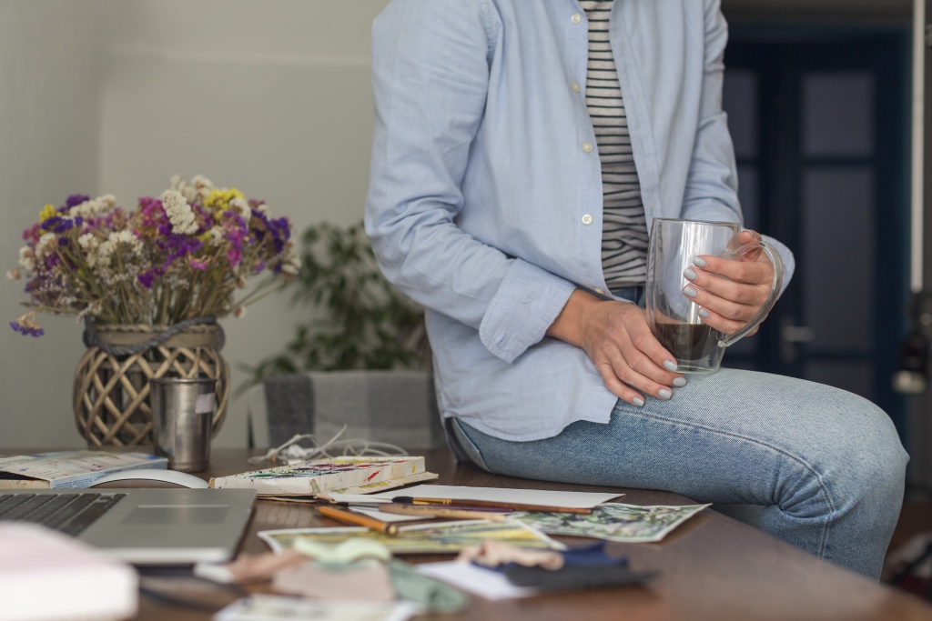 unrecognisable-woman-sitting-messy-desk.jpg цветок
