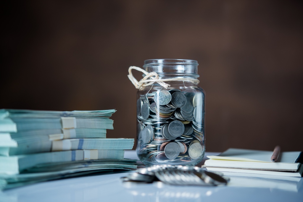 bottles-cash-with-coins-saving-money-concept.jpg банка
