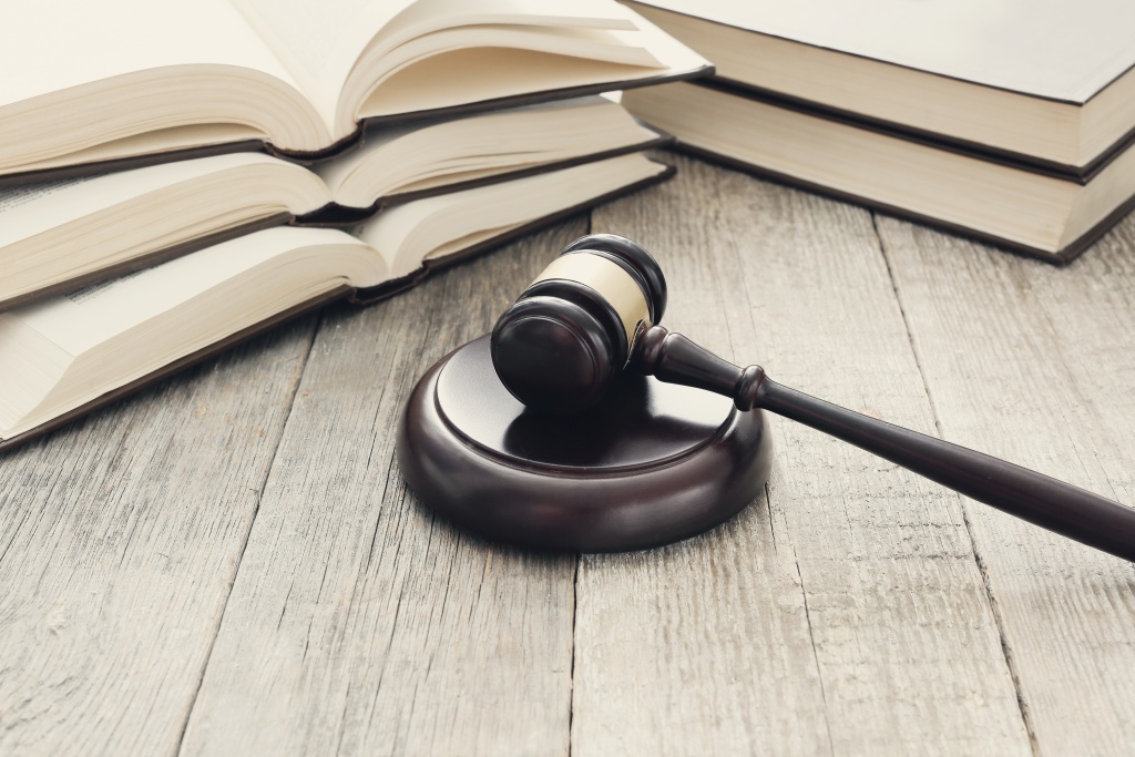court-hammer-books-judgment-law-concept.jpg книги