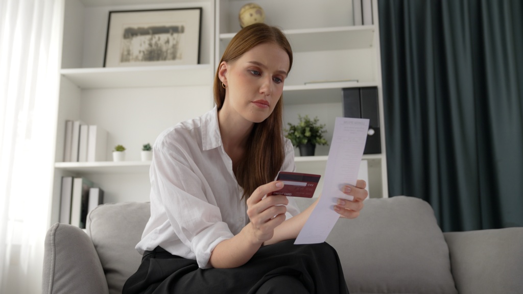 stressed-young-woman-has-financial-problems-credit-card-debt-pay-prim.jpg диван