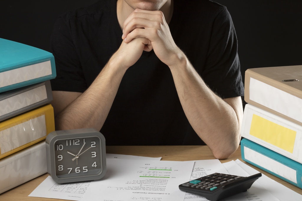 close-up-still-life-hard-exams.jpg часы