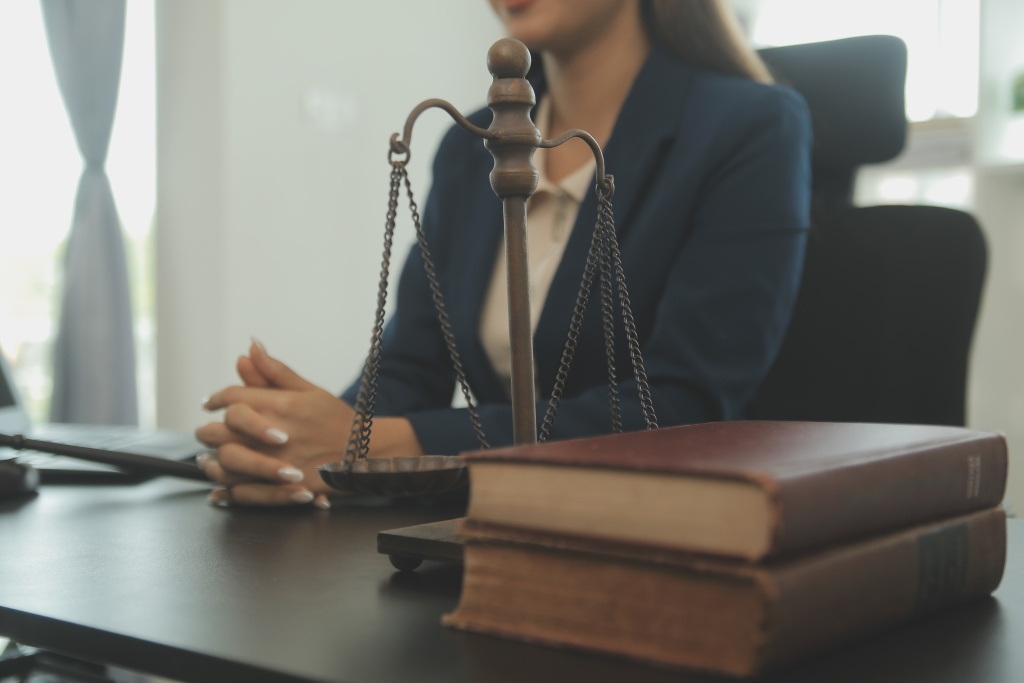 judge-gavel-with-justice-lawyers-having-team-meeting-law-firm-background-concepts-law-legal-services.jpg женщина