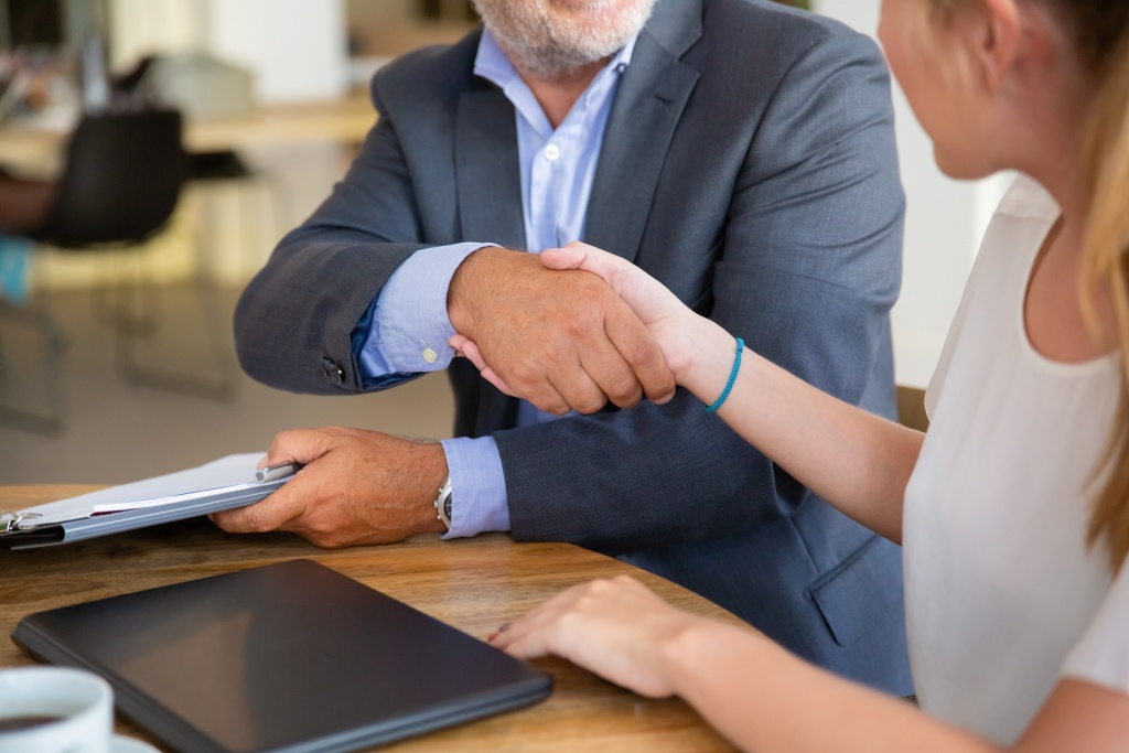 mature-legal-advisor-meeting-with-young-customer-co-working-holding-documents-shaking-hands.jpg чашка