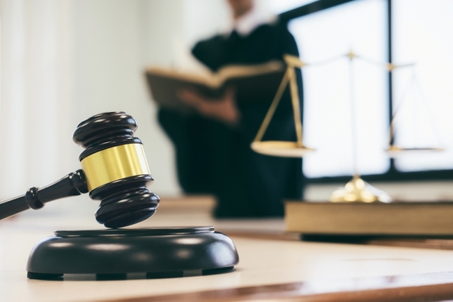 lawyer-or-judge-work-in-the-offi.jpg весы
