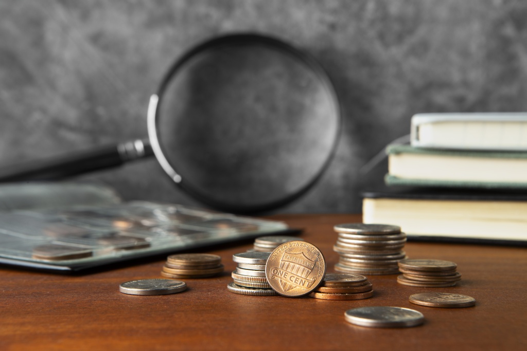 close-up-coins-table.jpg лупа